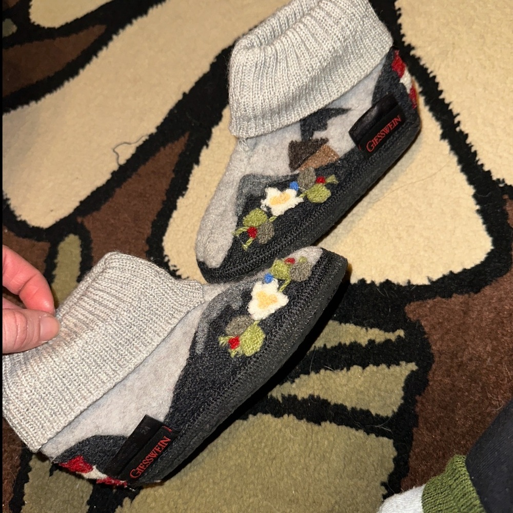 Giesswein Gray and Black Slipper Socks with Floral Accents